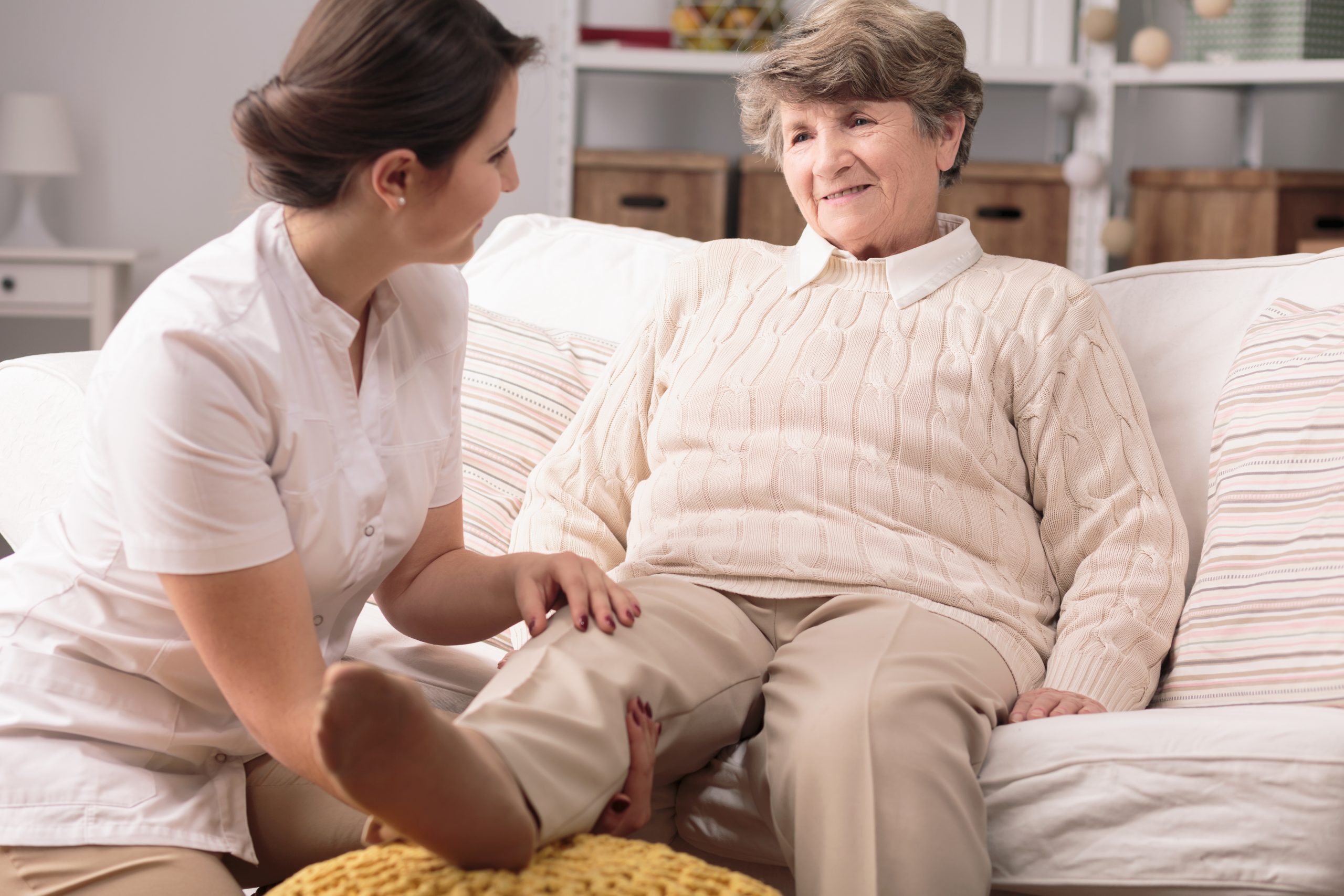 Судороги у пожилых женщин причины и лечение. Диван для сиделки. Лечение судорог в ногах у пожилых женщин. Лечение судорог ног в пожилом возрасте народными средствами.